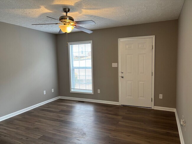 Foto del edificio - Beautiful 2 story townhome available in Asheboro!