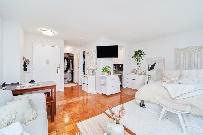 Building Photo - JUST LISTED HUGE STUDIO W/ PRIVATE BALCONY IN HELL’S KITCHEN