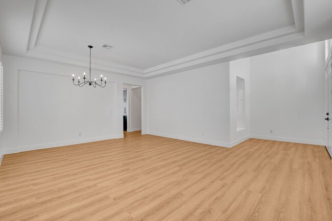 Building Photo - Popular Seven Hills Area, 1-Story, Complet...