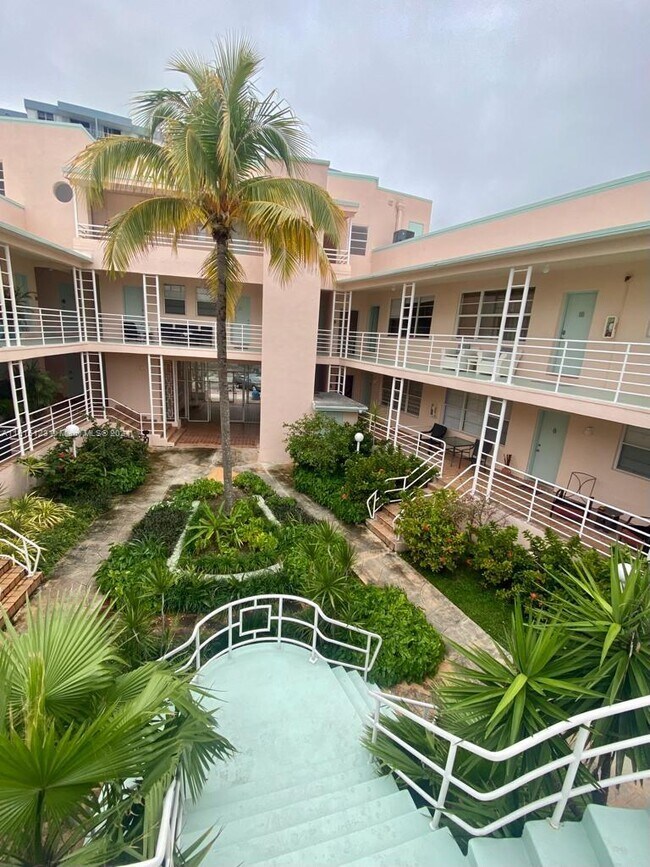 Building Photo - 6881 Bay Dr
