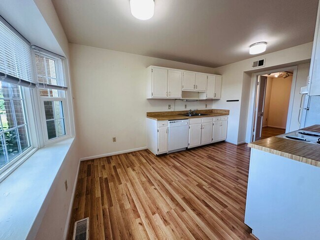 Building Photo - 3 Bedroom 2.5 Half Bath Townhouse