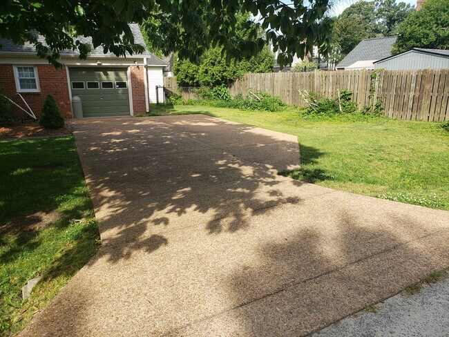 Foto del edificio - Call Sabrina Thomas Office at 757-767-0767 for more information