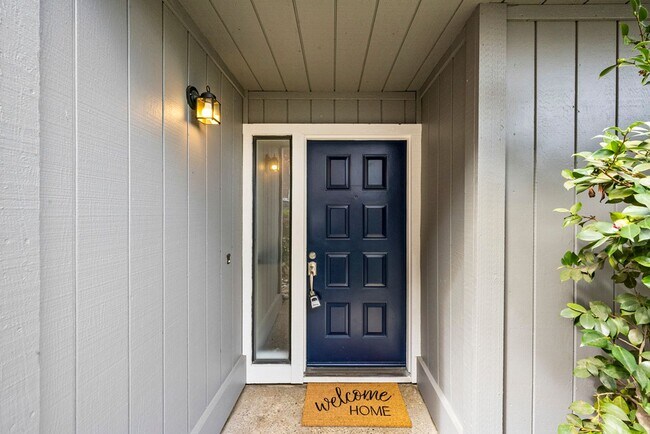 Foto del edificio - Beautiful 3-bedroom, 3-bathroom townhome  ...