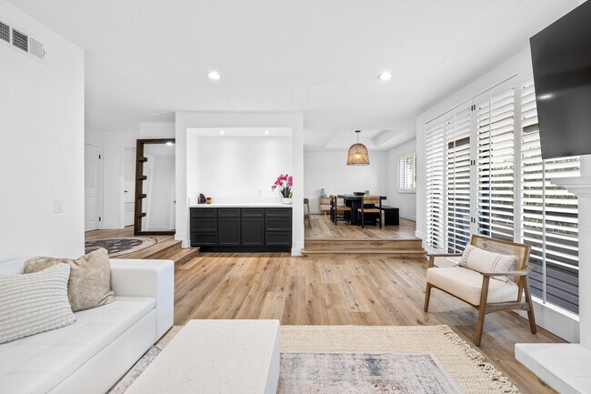 Foto del edificio - 5237 Newcastle Ave