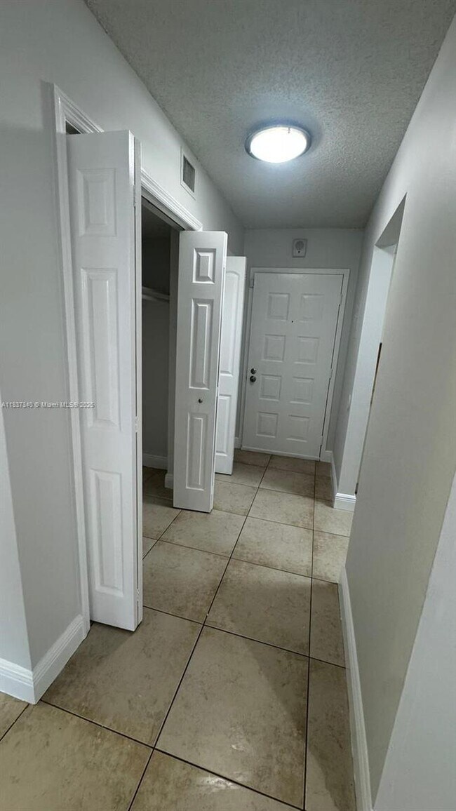 Building Photo - 6960 Miami Gardens Dr