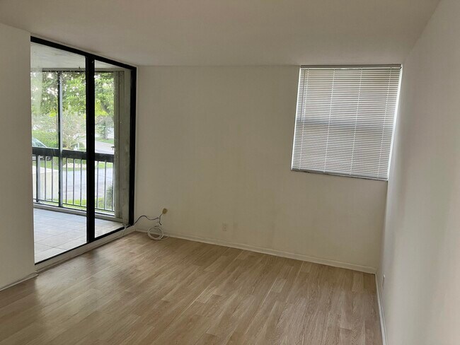 Foto del edificio - 8441 Forest Hills Dr