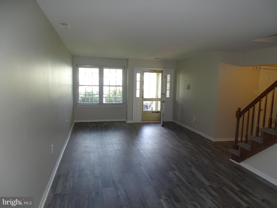 Primary Photo - 22 Pebble Ct