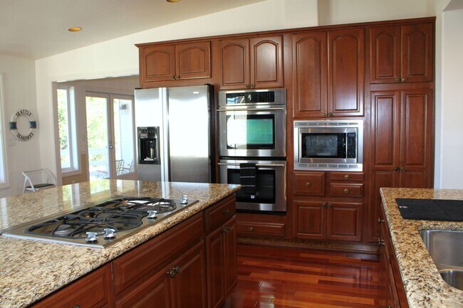 Building Photo - Fully Furnished Executive Home in Marine H...