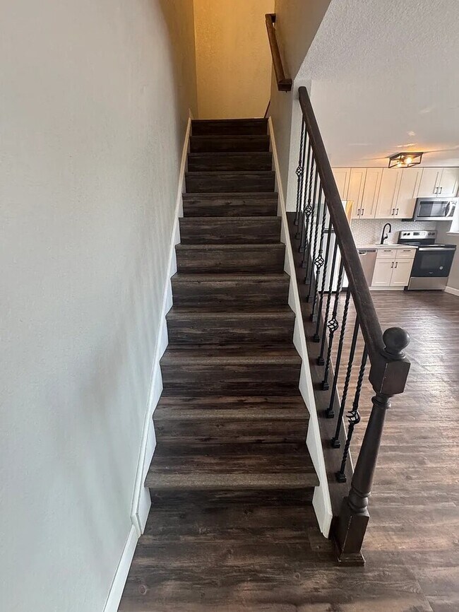 Building Photo - Look no further! newly remodeled 2 bed cen...