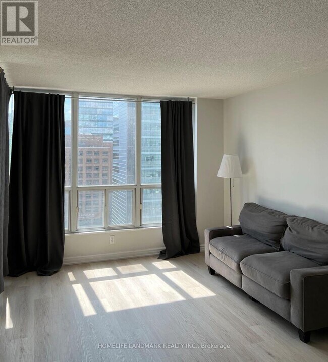Photo du bâtiment - 750-2750 Bay St.
