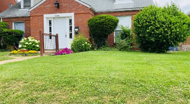 Photo - 1539 McLaran Ave Apartment