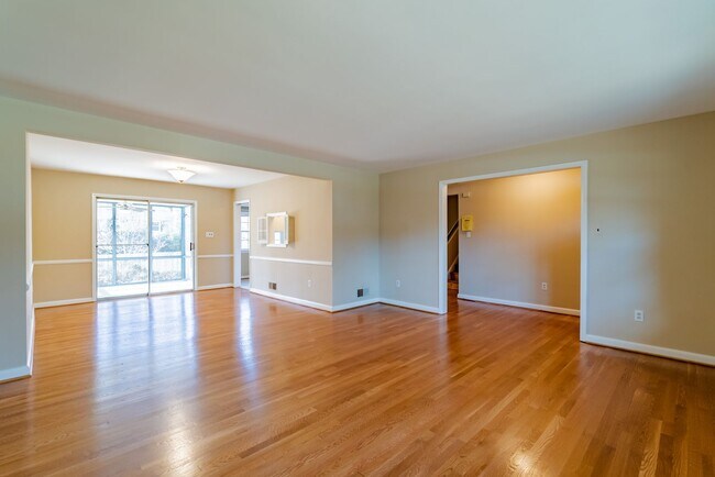 Foto del edificio - Gorgeous 4 Bed 3 Bath Brick Home In Serene Hollindale