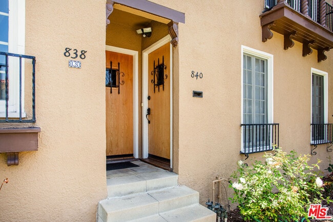 Building Photo - 840 S Curson Ave