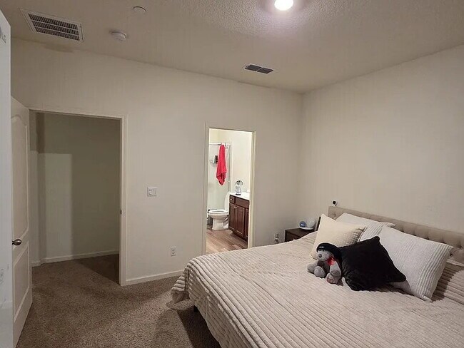 Foto del edificio - This stunning three-bedroom, two-bathroom home offers an incredible amount of space and upgrades,...