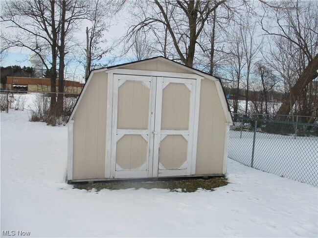 Building Photo - 14740 Hillcrest Ave