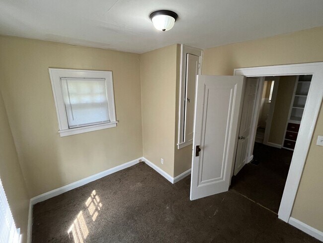 Building Photo - 3 Bed Home - South Side Neighborhood