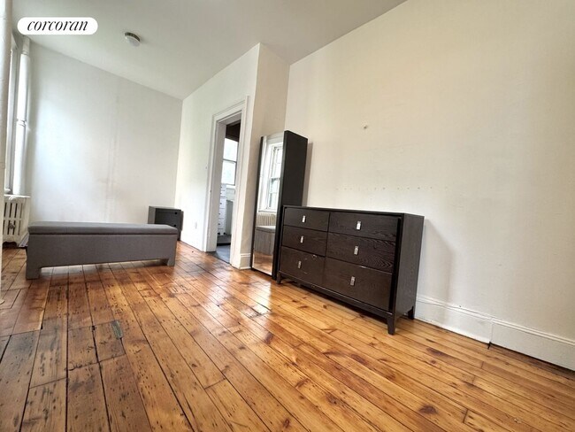 Foto del edificio - 327 W 18th St