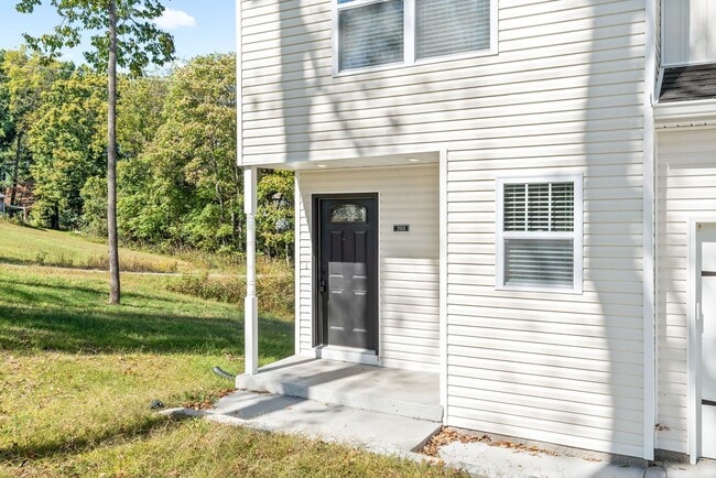 Building Photo - Pet Friendly Three Bedroom!