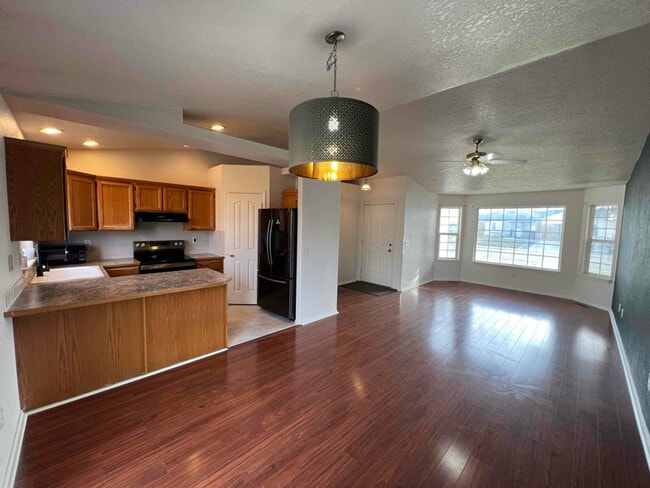 Building Photo - 2718 Bobcat Dr
