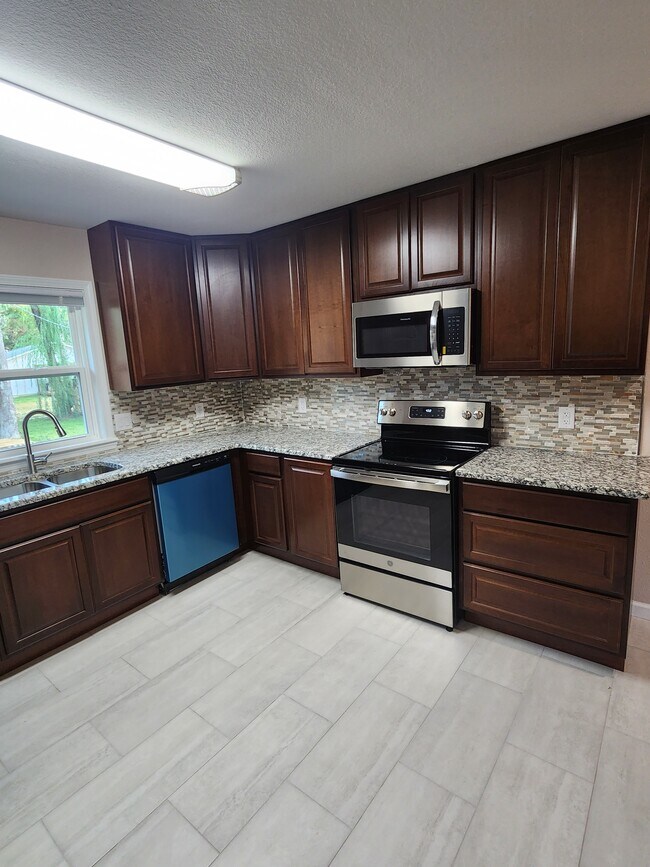 Building Photo - 907 S 66th St