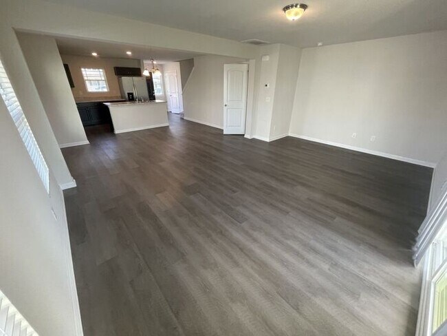Building Photo - 3 Bedroom 2.5 Bathroom Townhome!