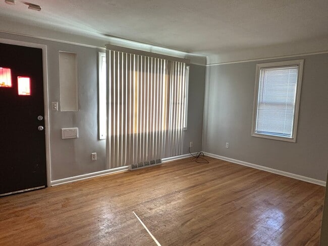 Building Photo - Single Family Home 3 beds 1 bath Available Now!
