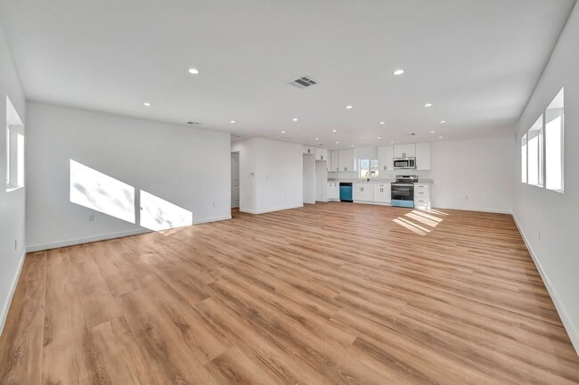 Building Photo - 11845 Hamlin St