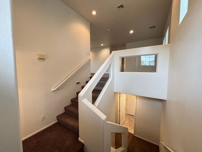 Foto del edificio - Beautiful 3 Story 4Bed/3.5/2Car residence located in the Tapestry Community