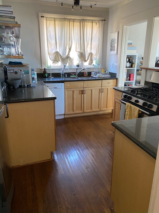 6 West Ct Unit 6B, Sausalito, CA 94965 Condo for Rent in Sausalito, CA