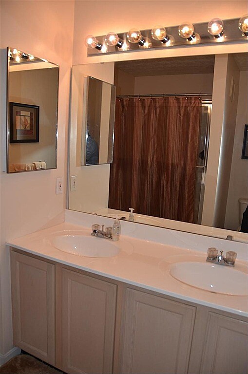 Building Photo - 4181 E Village Dr