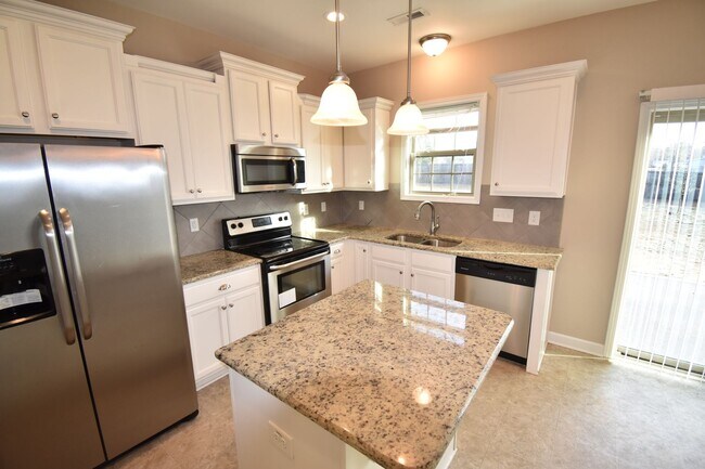 Foto del edificio - 4 Bedrooms and 2.5 Baths- PET CONSIDERED!