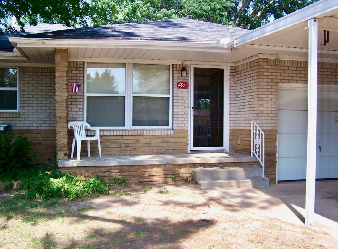Foto principal - Three bedroom home in NW OKC