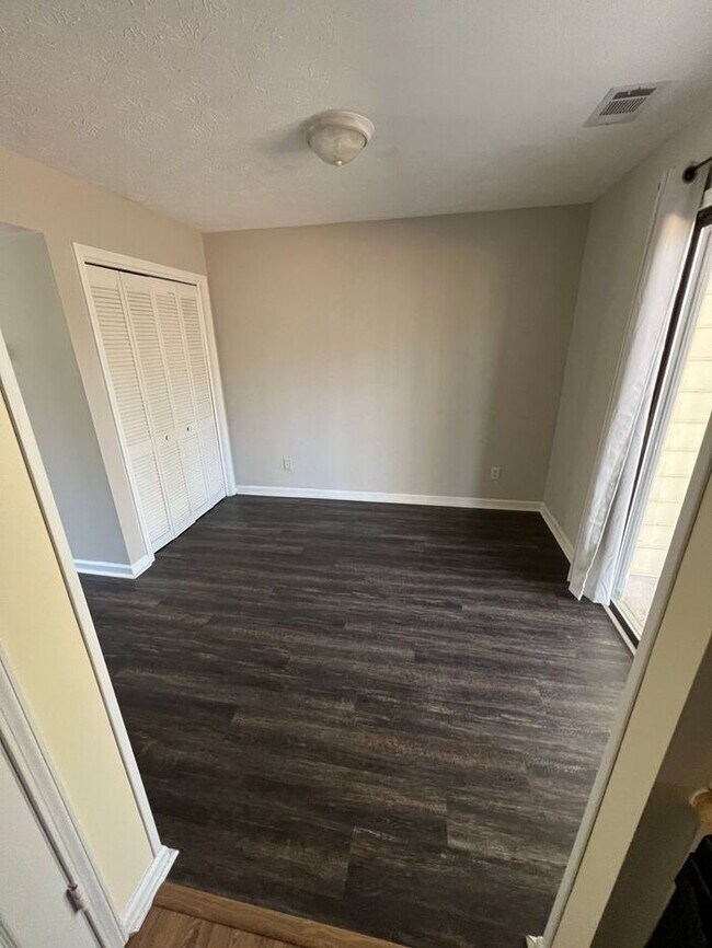 Building Photo - Spacious 2 bedroom 2.5 bathroom town home ...