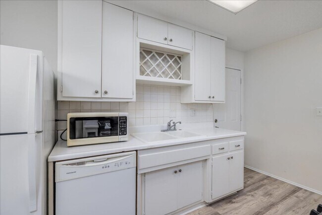 Foto del edificio - 3 Bed / 2 Bath Home with Two-Car Garage, Laundry and a Storage Shed/Work Space