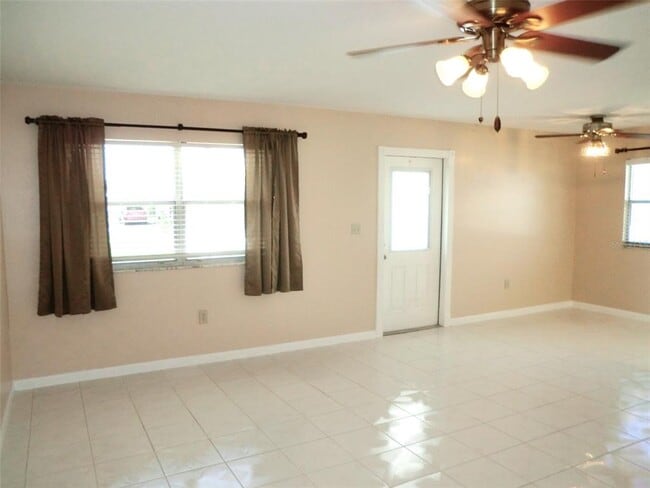 Building Photo - 206 Andover Pl N