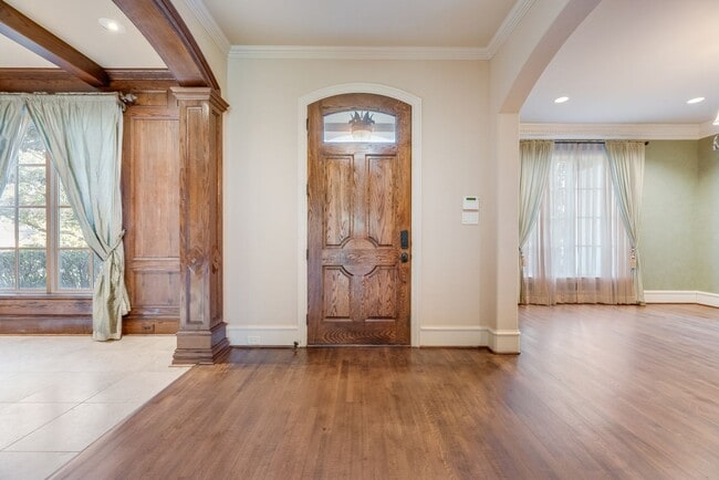 Foto del edificio - Exquisite 1.3-Acre French-Style Estate by Alford Custom Homes – Available for Lease!