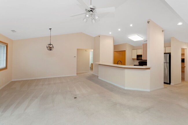 Foto del edificio - Open Concept Condo, 2 bed, 2 bath and garage