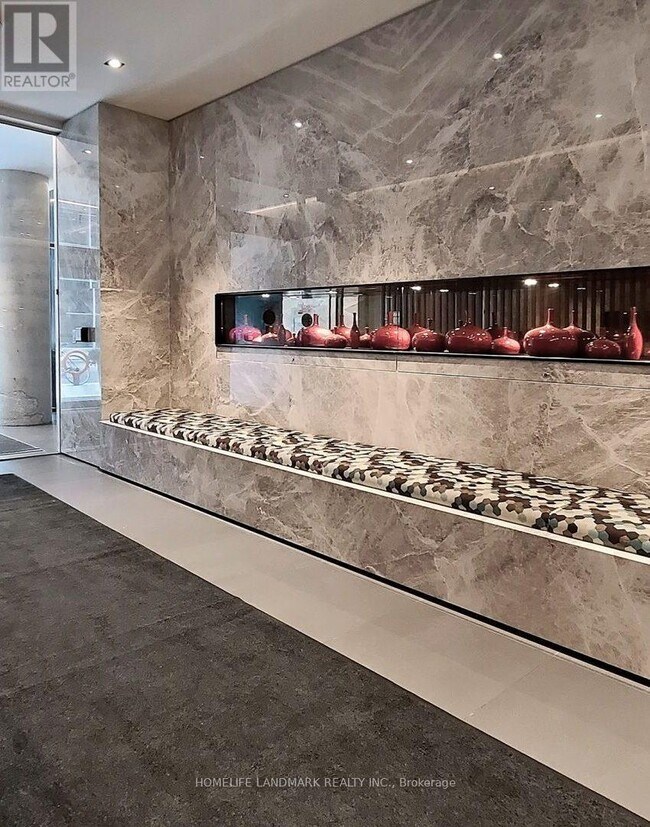 Photo du bâtiment - 215 Queen St W