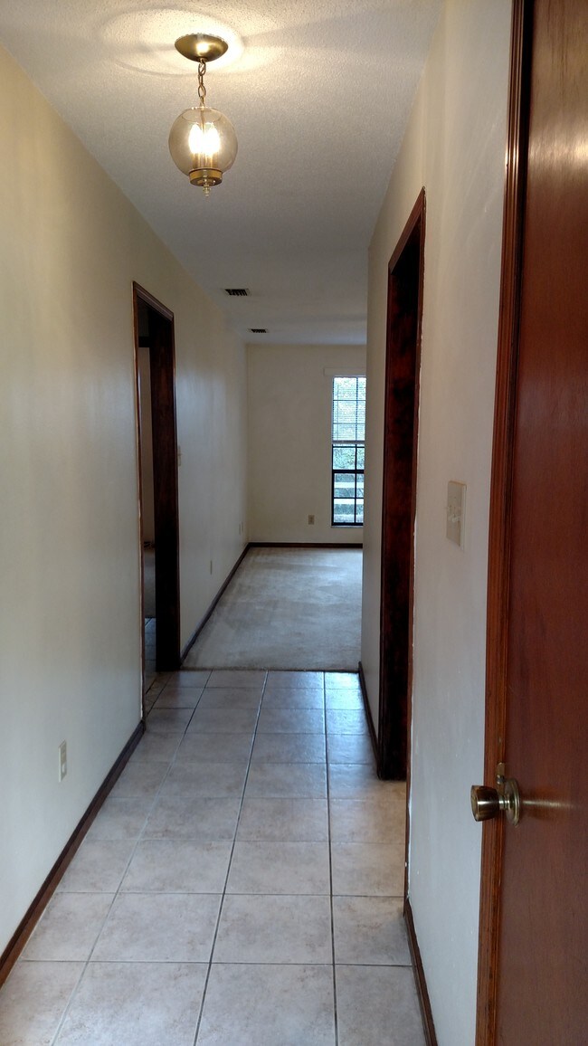 entry hall with closet - 2106 Corinne St