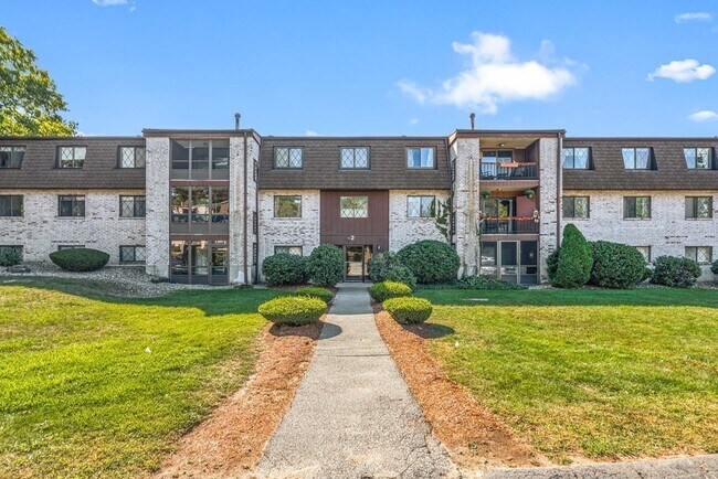 Building Photo - 2 Greenbriar Dr