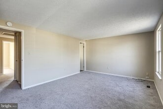 Building Photo - 8000 Green Tree Ct