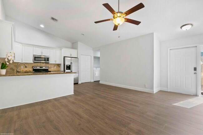 Foto del edificio - 1120 Hyacinth Pl