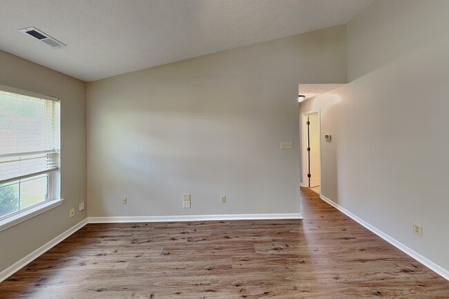 Foto del edificio - 5985 Sycamore Forge Ln