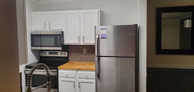 Kitchen, updated cabinets and stainless steel appliances - 502 Granville Ct