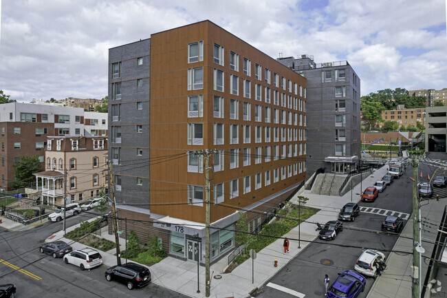 Foto del edificio - 178 Warburton Ave