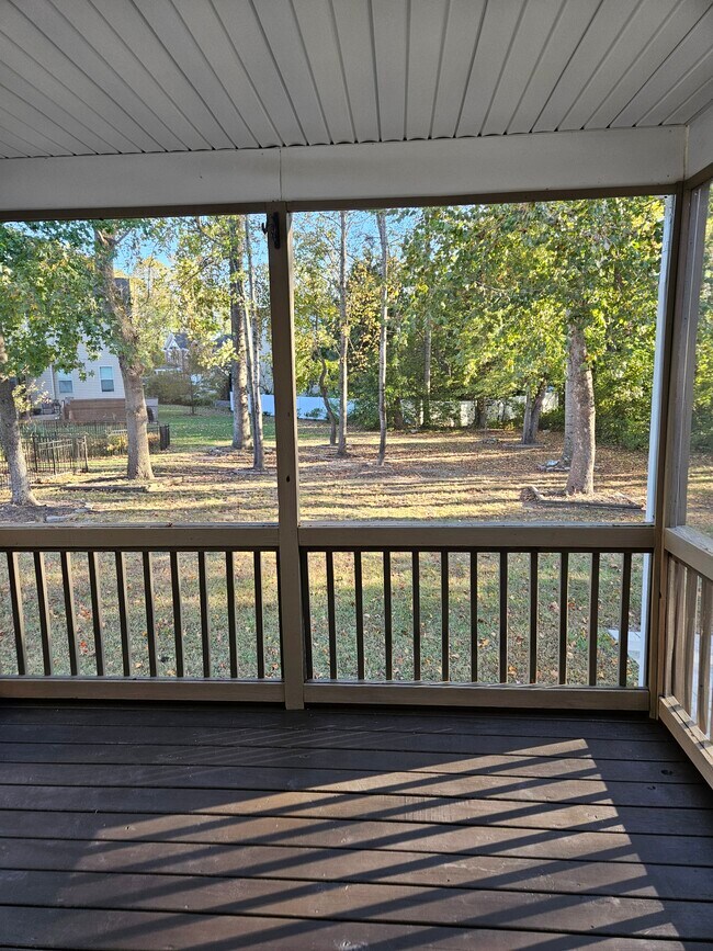 Porche cubierto con vistas al patio trasero - 919 Middle Ground Ave