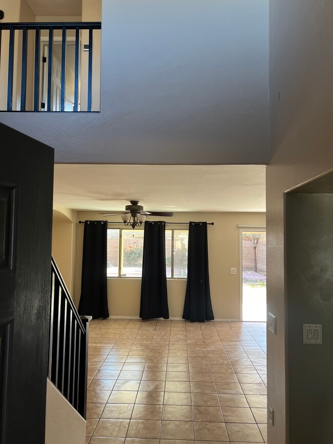 Foto del edificio - 1371 E 10th Pl