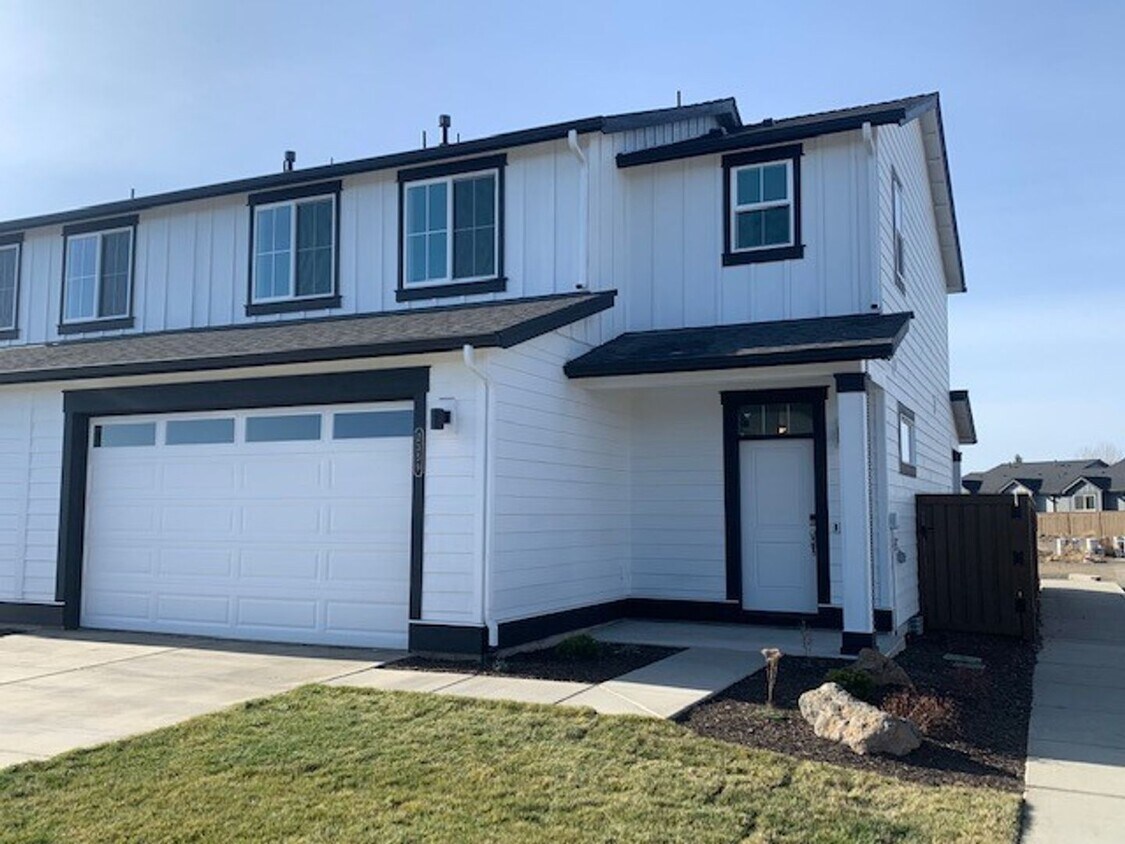 Primary Photo - 3 Bed/2.5 Bath Pahlisch Home in NE Bend - ...