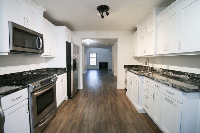 Foto del edificio - 2 Bedroom, 2.5 Bath Walking Distance From the Riverside Trails and Downtown!