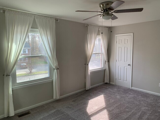 Foto del edificio - 323 Susan Constant Dr